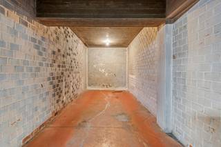 <strong>Deze ondergrondse staanplaats op -1 bevindt zich in een afgesloten garagecomplex onder een bestaand appartementsgebouw.</strong><br /><br />De staanplaats is vlot bereikbaar en toegankelijk via een automatische garagepoort gelegen in de <strong>Joe Englishstraat.</strong><br /><br /><strong>Afmetingen:</strong><br />Breedte: ca. 2m46cm;<br />Diepte: ca. 6m.<br /><br /><strong>Ligging:</strong><br />Goed gelegen met een <strong>ideale verbinding</strong> naar verschillende invalswegen.