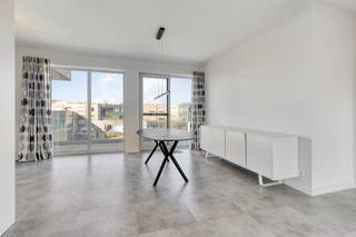 Dit recente appartement bevindt zich in Residentie The Corner in de Veurnestraat, op een steenworp van de Grote Markt. Alle nodige voorzieningen nabij vlot bereikbaar. Het appartement zelf is gelegen op de tweede verdieping en is toegankelijk via de lift. Parkeren kan in de inbegrepen ondergrondse garage.<br /><br />Indeling<br /><br />* Verdieping +2:<br />- inkomhal<br />- apart toilet <br />- wasplaats/berging <br />- lichtrijke, leefruimte met volledig ingerichte, open keuken uitgerust met een spoelbak, koelkast, oven, keramische kookplaat met dampkap en vaatwasser<br />- ruim zuidwest-gericht terras <br />- badkamer voorzien van een inloopdouche, toilet en dubbel lavabomeubel <br />- 2 slaapkamers<br /><br />* Gelijkvloers 0:<br />- gemeenschappelijke fietsen- en afvalberging<br /><br />* Verdieping -1:<br />- inbegrepen afgesloten garage met een autolift<br /><br />=> EPC-label A<br />=> Zonnepanelen en waterverzachter aanwezig<br />=> Onmiddellijk beschikbaar<br /><br />Bestuursmaatregelen in het maatregelenregister: nee