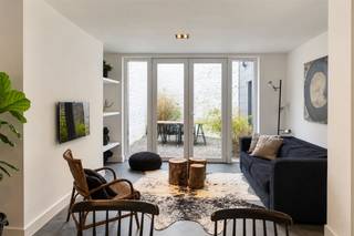<p><span>GENT - Oostendestraat - Ben je op zoek naar een knap gemeubeld één slaapkamer appartement te huur in Gent? Lees dan snel even verder!</span></p><p><span> </span></p><p><span>De voornaamste troeven:</span></p><ul><li><span>Op wandelafstand van Station Gent-Sint-Pieters</span></li><li><span>Toplocatie met openbaar vervoer, winkels, scholen, restaurants, etc. binnen handbereik</span></li><li><span>Gemeubeld huren (incl. keukengerei)</span></li><li><span>Knappe renovatie met aangename buitenruimte</span></li><li><span>Lichtrijke leefruimtes</span></li></ul><p><span> </span></p><p><span>Indeling:</span></p><p><span>Inkomhal, leefruimte met open keuken, slaapkamer, badkamer uitgerust met douche, lavabomeubel en toilet en ingebouwde kasten (incl. aansluiting wasmachine).</span></p><p><span>Het terras sluit aan op de leefruimte en bevat aansluitend ook een berging.</span></p><p><span> </span></p><p><span>Belangrijke informatie:</span></p><p><span>Beschikbaar vanaf: 16/10/2026. Domicilie verplicht.</span></p><p><span>Huurprijs: 1150 euro/maand + 25 euro/maand gemeenschappelijke lasten. EGW (elektriciteit, gas, water) afzonderlijk af te rekenen.</span></p><p><span> </span></p><p><span>Interesse in dit prachtig appartement? Vraag dan snel jouw bezoek aan via onze website www.axellenaerts.be!</span></p>