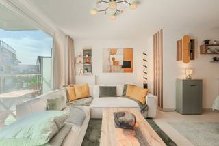 Modern 1-slaapkamerappartement op toplocatie in Westende Dorp<br /><br />Ontdek dit prachtige en recente nieuwbouwappartement, ideaal gelegen in het hart van Westende Dorp, op slechts 800 meter wandelafstand van de zee.<br /><br />Dit instapklare appartement biedt een ruime en lichtrijke leefruimte, een volledig ingerichte moderne keuken en een stijlvolle badkamer met comfortabele inloopdouche. De grote slaapkamer zorgt voor een aangename nachtrust en optimaal wooncomfort.<br /><br />Een absolute meerwaarde zijn de twee zonnige terrassen, waar u op elk moment van de dag kunt genieten van de buitenlucht en de zon.<br /><br />Troeven:<br /><br />- Op wandelafstand van het strand<br />- Centrale ligging in Westende Dorp<br />- Recent nieuwbouwappartement<br />- Ruime en lichtrijke woonkamer<br />- Moderne badkamer met inloopdouche<br />- Ruime slaapkamer<br />- Twee zonnige terrassen<br /><br />Bezoeken zijn steeds mogelijk op afspraak. Neem vandaag nog contact op en ontdek zelf de charme van dit prachtige appartement!