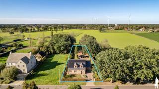 <strong>Ruime gezinswoning met 4 slaapkamers, polyvalente ruimte, vrijstaande garage met carport en open zicht in Nieuwmoer</strong><br /><br />Deze<strong> ruime en veelzijdige gezinswoning</strong> in Nieuwmoer combineert aangename leefruimtes met een praktische indeling en een bijzonder groene buitenomgeving. De woning beschikt over <strong>4 slaapkamers, 2 badkamers</strong>, een bijkomende polyvalente ruimte boven de garage en een ruime vrijstaande garage met carport. Dankzij de slaapkamer en douchekamer op het gelijkvloers zijn er bovendien interessante mogelijkheden voor<strong> gelijkvloers wonen of een afzonderlijk gedeelte voor een inwonend gezinslid</strong>. De tuin geniet achteraan van een mooi <strong>open zicht richting de omliggende velden.</strong><br /><br /><strong>Gelijkvloerse verdieping</strong><br />- Inkomhal met <strong>gastentoilet </strong>en handenwasser<br />- Ruime woon- en eetkamer met <strong>elektrische haard</strong> en schuifraam naar de tuin<br />- Mooi zicht vanuit de leefruimte op de tuin en de achterliggende velden<br />- Afzonderlijke keuken met natuurstenen werkblad, inductiekookplaat, combi-oven, vaatwasser en ingebouwde koelkast<br />- Aansluitende hal met buitendeur en praktische uitgietbak<br />-<strong> Bureau/slaapkamer</strong> op het gelijkvloers<br />- Douchekamer met douche, lavabo en toilet<br />- Inpandige garage, momenteel ingericht als <strong>wasplaats</strong><br />- Vaste trap vanuit de garage naar de bovenliggende verdieping<br />- Keramische tegelvloer op het gelijkvloers<br /><br /><strong>Eerste verdieping</strong><br />- Nachthal<br />- <strong>3 slaapkamers</strong><br />- Hoofdslaapkamer met ingemaakte kasten<br />- Recent vernieuwde badkamer met <strong>ligbad, ruime inloopdouche</strong>, <strong>dubbel lavabomeubel met natuurstenen blad</strong> en toilet<br />- Laminaatvloer in de slaapkamers<br />- Keramische tegelvloer in de badkamer<br /><br /><strong>Verdieping boven de garage</strong><br />- <strong>Ruime polyvalente kamer</strong>, momenteel ingericht als sportruimte<br />- Mogelijkheden als bijkomende slaapkamer, hobbyruimte of werkruimte<br />- In combinatie met de gelijkvloerse slaapkamer en douchekamer interessant voor een meer afzonderlijk gedeelte binnen de woning<br /><br /><strong>Zolder en kelder</strong><br />- Praktische <strong>bergzolder </strong>bereikbaar via vlizotrap<br />- Woning gedeeltelijk onderkelderd<br />- Overige gedeelte voorzien van kruipruimte<br /><br /><strong>Tuin en buitenruimte</strong><br />- Ruime en groene tuin met <strong>open zicht richting de achterliggende velden</strong><br />- Terras aangelegd in blauwe steen<br />- Vrijstaande, geïsoleerde <strong>garage </strong>van ca. 6,5 x 6,5 m<br />- Aansluitende <strong>carport</strong><br />- <strong>Serre </strong>voorzien van elektriciteit, water en veiligheidsglas<br />- 2 pruimenbomen<br /><br /><strong>Bijzonderheden</strong><br />- <strong>4 slaapkamers + polyvalente ruimte</strong><br />- <strong>2 badkamers</strong><br />- Interessante mogelijkheden voor <strong>gelijkvloers wonen</strong><br />- Keuken vernieuwd <br />- Vrijstaande garage <br />- Badkamer en gastentoilet vernieuwd <br />- Cv-ketel vernieuwd i<br />- <strong>15 zonnepanelen</strong> en <strong>thuisbatterij </strong>van 10 kWh <br />- Rolluiken aanwezig<br />- Regenwaterput van 3.000 liter<br /><br /><strong>Ligging</strong><br />Gelegen in Nieuwmoer, in een groene omgeving nabij de Nederlandse grens. Een supermarkt bevindt zich op ca. 1 km, scholen op ca. 800 m en het station van Wildert op ca. 5 km. Achter de woning bevinden zich landbouwgronden, waardoor de tuin geniet van een aangenaam open en landelijk uitzicht.<br /><br /><strong>Een ruime en veelzijdige gezinswoning met een flexibele indeling, verschillende renovaties, een royale garage en een groene tuin met open zicht op de achterliggende velden.<br /></strong><br />Bewoonbare opp. 203 m² ref.: bruto vloeropp. EPC-certificaat.