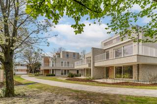 Centraal gelegen in de Leopoldstraat 18-20 te Rijkevorsel op een domein van ca. 5.600m² waarop thans de modernistische erfgoedvilla ‘De Patrijs’ reeds staat, werden bijkomend 2 urban villa’s gerealiseerd. <br /><br />Dit bijzonder villa appartement bevindt zich op de begane grond van Urban Villa B en biedt een uniek groen uitzicht en een uitzonderlijke privacy . De eigenaar beschikt over zowel een overdekt terras als een openlucht terras omgeven door de prachtig aangelegde parktuin.<br /><br />Dit uitzonderlijk appartement beschikt over 2 slaapkamers en is voorzien van een geothermische warmtepomp met vloerverwarming. De hoge graad van isolatie en de combinatie met individuele zonnepanelen maakt van deze woning een voorbeeld van energie zuinigheid.<br /><br />De afwerking werd zorgvuldig en hoogwaardig gekozen met o.a. een moderne ingerichte keuken met kook eiland afgewerkt met composiet en toestellen van AEG.<br />Een plafondhoge steellook deur tussen woonkamer en gang zorgt voor een mooi detail en de uitzonderlijke hoge deuren van maar liefst 2.35m gecombineerd met de hoge plafonds van 2.7m zorgen voor een extra gevoel van ruimte.<br /><br />Veel lichtinval wordt gegarandeerd door de vele kamerhoge ramen. De berging naast de keuken is bijzonder ruim.<br />Het appartement is zeer snel beschikbaar voor zij die bv van een woning naar een appartement wensen te verhuizen. Tevens als belegging een goede keuze.<br /><br />In de ondergrondse garage is er een grote fietsenstalling inbegrepen in de prijs. De ondergrondse parkeerplaats is verplicht bij aan te kopen.<br />6% BTW mogelijk onder voorwaarden.<br /><br />‘Het project is rustig gelegen, recht tegenover de basisschool en op een boogscheut van het gemeentehuis en het dorpsplein.’<br />Hierdoor zal u in ‘Parkdomein De Patrijs’ in alle stilte en rust komen wonen.<br /><br /><span><strong>Voor een bezoek ter plaatse kan U vrijblijvend een afspraak maken op kantoor.</strong></span>