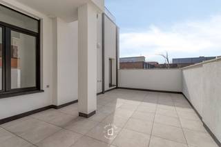 In het kloppende winkelhart van Aalst mogen wij u dit uitzonderlijke pareltje voorstellen: <strong>een compleet en hoogwaardig gerenoveerd luxe-appartement </strong>op <strong>de eerste verdieping </strong>van een kleinschalig, karaktervol gebouw met <strong>een unieke gevel,</strong> bestaande uit slechts een handelsgelijkvloers en één ander appartement. Dankzij deze kleinschalige opzet geniet u van <strong>minimale gemeenschappelijke lasten (geen lift aanwezig).</strong> Met een<strong> royale bewoonbare oppervlakte van maar liefst 171 m², torenhoge plafonds</strong> en grote raampartijen baadt de woonst in een zee van natuurlijk licht en ademt het geheel een sfeer van pure grandeur. Binnenin verwelkomt de riante leefruimte u met een indrukwekkend gevoel van openheid, naadloos aansluitend op de kwalitatief ingerichte keuken. De doordachte indeling omvat verder twee volwaardige slaapkamers, een stijlvolle badkamer, een afzonderlijk gastentoilet en een praktische berging. Als kers op de taart beschikt u aan de rustige achterzijde over <strong>een zalig terras van maar liefst 30 m² – een zeldzame oase van rust en privacy midden in de stad.</strong> Ook op energetisch en technisch vlak beantwoordt het pand aan de strengste hedendaagse normen, getuige het uitmuntende EPC-label A, energiezuinige vloerverwarming op aardgas, een ventilatiesysteem C+, asbestveiligheid en reeds klaarliggende wachtbuizen voor zonnepanelen en airconditioning. <strong>Asbestveilig en elektriciteit conform.</strong> Een handige gemeenschappelijke fietsenberging op het gelijkvloers maakt dit plaatje compleet; een unieke opportuniteit voor wie authentiek karakter wil combineren met hedendaags topcomfort op een absolute toplocatie!