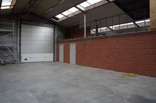 Grote loods 350 m² met gerenoveerd bureel of woonst erbij. Volledig aangelegd verhard rondom. Aparte garage 35 m². Afgesloten aan de straat met poort. Achteraan weide van ongv 3000 m². Compleet instapklaar!<br /><br />De geafficheerde huurprijs is enkel bij privé huur.