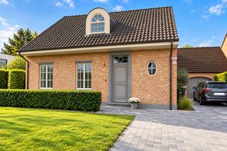 Deze charmante vrijstaande woning combineert een stijlvolle afwerking met hedendaags wooncomfort en biedt een aangename woonomgeving met veel privacy.<br /><br />Het pand is als volgt ingedeeld: inkomhal, ruime en lichtrijke woonkamer met gezellige eetplaats, volledig ingerichte keuken met eethoek en praktische wasberging. <br /><br />Op de verdieping bevinden zich 2 comfortabele slaapkamers, een verzorgde badkamer met ligbad en douche, een ruime dressing en een praktische bureauruimte met ingebouwd werkblad waar je ook een persoonsbed kan plaatsen.<br /><br />De buitenruimte omvat een mooi aangelegd terras en een volledig omheinde, onderhoudsvriendelijke tuin waar het heerlijk vertoeven is. Bovendien beschikt de woning over een ruime garage met extra opbergmogelijkheden op zolder.<br /><br />De woning is verzorgd afgewerkt en biedt tal van ingebouwde kasten, wat zorgt voor extra comfort en praktische opbergruimte.<br /><br />Beschikbaar vanaf 1/12/2026. <br /><br />Een instapklare, gezellige woning waar ruimte, comfort en privacy centraal staan.<br /><br />Wij leiden je graag rond!