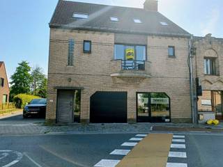 <p><span>Uniek pand met ruime loods (ca. 150 m²!) in het hartje van Vlissegem, rustig gelegen en vlakbij het centrum van De Haan.<br />Zeer ruim en smaakvol huis met een zeer ruime en lichtrijke woonkamer, aparte keuken, ruime berging/wasruimte, mooi terras met toegang via de keuken en de woonkamer, 3 slaapkamers, mooie badkamer met douche en toilet en nog een apart gastentoilet.</span></p><p><span>Op de gelijkvloerse verdieping bevindt zich nog een inpandige garage met vernieuwde poort, ruime loods (foto's op aanvraag of via bezoek) en een kantoor met toegang tot de straat.</span></p><p><span> </span></p><p><span>Kan gemeubeld of ongemeubeld aangekocht worden.</span></p>