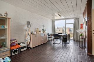 Ben je op zoek naar een appartement nabij het centrum van Wetteren? Zoek niet verder! Dit appartement te Molenstraat 68/21 heeft wat je zoekt. <br /><br />Indeling:<br />- Woonkamer<br />- Keuken<br />- 2 slaapkamers<br />- Badkamer met ligbad en toilet<br /><br />Bijzonderheden: <br />- Terras<br />- Conforme elektriciteit<br />- Geen renovatieplicht (EPC D)<br />- Alle ramen werden vernieuwd<br />- Het appartement is op heden verhuurd<br />- Mogelijkheid tot het aankopen van een garagebox voor 27.000 euro<br />- Goede ligging ten opzichte van de Markt, het station, winkels, scholen, restaurants, etc. <br /><br />Mis deze kans niet en vraag vandaag nog uw bezoek aan.
