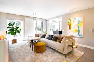 In het gegeerde Kapellenbos, met natuurgebied De Uitlegger letterlijk aan de overzijde van de straat, bevindt zich deze stijlvolle villa op een uitzonderlijk perceel van maar liefst 3.614 m². De prachtig aangelegde tuin met een indrukwekkend volwassen bomenbestand creëert een bijna parkachtige sfeer, waardoor rust, privacy en natuur hier naadloos samenkomen.De woning werd in 2020 grondig gerenoveerd met veel aandacht voor kwaliteit, comfort en een warme, hedendaagse afwerking. Met een bewoonbare oppervlakte van ca. 280 m² beschikt ze over een lichtrijke leefruimte met open leefkeuken, een afzonderlijk bureau, vier slaapkamers, twee badkamers, een inpandige garage en een verwarmd zwembad dat perfect opgaat in het groene geheel.
