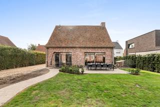 <p>Deze open bebouwing uit 2013 combineert een doordachte indeling met een verzorgde, kwalitatieve afwerking. Doorheen de hele woning ligt blauwsteen, een duurzame keuze die zowel beneden als boven voor een coherente, warme uitstraling zorgt.</p>
<p>De lichtrijke leefruimte met gezellige houtkachel, een mooie aanvulling op de gasverwarming, sluit aan op de eetkamer met open keuken en vormt het warme hart van de woning. Daarnaast is er een ruime berging met extra wastafel, aansluitingen voor wasmachine en droogkast, én een bijkomende douche, wat het dagelijkse gezinsleven een stuk eenvoudiger maakt.</p>
<p>Op de eerste verdieping vind je drie volwaardige slaapkamers en de badkamer. De zolder, bereikbaar via een zolderluik, biedt daarnaast nog extra opbergruimte.</p>
<p>De zongerichte tuin is perfect voor ontspanning, met een gemetseld tuinhuis voor extra bergruimte. Voor wie met meerdere wagens rijdt, bieden de losstaande garage met elektriciteit en de bijkomende parkeerplaatsen op eigen terrein alle ruimte die je nodig hebt.</p>
<p>Wontergem biedt de rust en het groen waar je naar op zoek bent, met winkels, scholen en invalswegen vlot bereikbaar, ideaal voor wie landelijk wil wonen zonder concessies te doen aan bereikbaarheid.</p>
<p>Interesse? Contacteer je ERA-makelaar voor meer informatie of een bezoek ter plaatse.<br />ERA – JOUW DROOMHUIS. ZO GEVONDEN!</p>