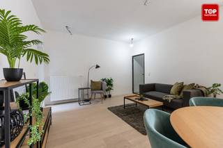 Op een toplocatie in het hart van Gent verwelkomt Huidevetterskaai 21 u in een stijlvol appartement dat recent met oog voor detail werd gerenoveerd.<br /><br />De ligging is zonder meer een grote troef. Op wandelafstand bevinden zich zowel het Baudelopark als het bruisende historische centrum van Gent, waardoor u geniet van alle troeven die de stad te bieden heeft.<br /><br />Op het gelijkvloers bevindt zich een ruime en lichtrijke leefruimte met een prachtige open keuken, die rechtstreeks uitgeeft op de gezellige stadskoer. Verder vindt u op deze verdieping een stijlvol afgewerkte badkamer en een ruime slaapkamer met zicht op de stadskoer. Via een elegante trap bereikt u de bovenverdieping, die volledig werd ingericht als een volwaardige tweede slaapkamer.<br /><br />Beschikbaar bij akte!<br /><br />Contacteer Top Vastgoed voor een bezoek op 0475 700 700!