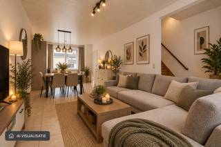 Dit appartement is gelegen in een rustige en residentiële buurt in Mariakerke en biedt een aangename woonomgeving met een uitstekende bereikbaarheid. Scholen, winkels en openbaar vervoer bevinden zich in de nabije omgeving, terwijl het centrum van Gent vlot bereikbaar is per fiets of wagen. Ook belangrijke invalswegen zoals de R4 en E40 zijn snel toegankelijk, wat deze locatie bijzonder aantrekkelijk maakt voor zowel bewoners als pendelaars. De groene omgeving en de nabijheid van recreatiemogelijkheden verhogen het wooncomfort en de leefkwaliteit.<br /><br />Het duplexappartement heeft een bewoonbare oppervlakte van 77 m² en is praktisch ingedeeld over twee verdiepingen. Via de gemeenschappelijke inkomhal bereik je het appartement. Op het eerste verdiep bevindt zich een woonkamer met open keuken, die dankzij de open indeling en natuurlijke lichtinval een aangename leefruimte vormt. Op deze verdieping is er ook een badkamer. Op het tweede verdiep bevinden zich twee volwaardige slaapkamers en een tweede badkamer, wat zorgt voor extra comfort en functionaliteit. Het appartement behaalt een EPC-score B en is energiezuinig, wat resulteert in lagere energiekosten.<br /><br />Geen lift aanwezig = beperkte gemeenschappelijke kosten. <br /><br />Dankzij de gunstige ligging, de efficiënte indeling en de energiezuinigheid is dit appartement niet alleen ideaal als eigen woonst, maar ook bijzonder interessant als investering met een aantrekkelijk verhuurpotentieel.<br /><br />Bezoekmoment vindt plaats op<strong> donderdag 8 oktober'26 van 16u00 tot 18u00</strong>, mits het maken van een afspraak via 09 395 05 40 of verkoop@concept-home.be