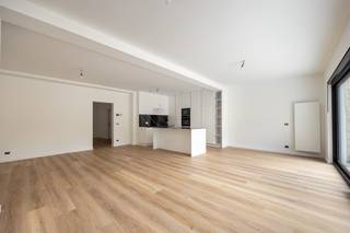 <p>Dit gebouw onderging zopas een volledige renovatie van kop tot teen rekening houdend met de actuele EPB-eisen voor een renovatie. Je kan dus zeker zijn dat je een zeer energiezuinig appartement zal huren. Er is een fietsenberging aanwezig in het gebouw. Het appartement is net klaar en werd bijgevolg nog niet bewoond sinds de renovatie!</p><p>Indeling: We betreden het appartement in een aangename inkomhal. Doorheen het appartement vinden we Coretec PVC vloer terug met de look van parket maar ook nog eens vochtbestendig en dempend. Vooraan zijn er 2 slaapkamers terug te vinden. Er is een ruime wasplaats met toilet en ruimte voor wasmachine en droogkast. De badkamer is ruim en voorzien van een inloopdouche, toilet, dubbele lavabo, handdoekradiator en verwarmde spiegel.</p><p>De leefruimte is zeer ruim en lichtrijk dankzij het grote schuifraam naar de tuin. De open keuken is voorzien van een stenen werkblad, enkele spoelbak, inductievuur, microgolf, oven, vaatwas en grote koelkast met vriesvak. Grootste troef is natuurlijk de mooie buitenruimte van 64 m² bestaande uit 29 m² terras met erachter tuin.</p><p>Bent u de eerste om dit appartement te betrekken na renovatie? Maak snel uw afspraak via 03/459.89.59 of tom@altro-vastgoed.be.</p>
