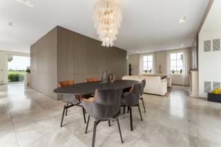 Gelegen in het landelijk polderdorpje Eggewaartskapelle (Veurne), biedt deze eigendom op een perceel van 9.860 m², prachtige luxueuze...