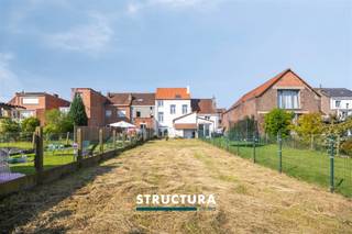 Bent u op zoek naar een woning met extra ruimte voor uw gezin, een kangoeroewoning of een combinatie van wonen en werken? Dan is deze ruime ééngezinswoning precies wat u zoekt. Hoewel de woning momenteel is ingedeeld als twee afzonderlijke wooneenheden, staat ze officieel gekend als ééngezinswoning en biedt ze tal van gebruiksmogelijkheden. IndelingOp het gelijkvloers komt u binnen via een ruime inkomhal. Verder vindt u er een leefruimte, een keuken en twee slaapkamers, waarvan één uitgerust is met een douche en toilet.De eerste verdieping beschikt over een living, een eetkamer, een volledig ingerichte keuken en een douchekamer met toilet.Op de tweede verdieping bevinden zich nog twee ruime slaapkamers en een badkamer voorzien van zowel een ligbad als een douche.Buiten geniet u van een terras en een gezellige tuin. De oprit biedt bovendien plaats aan twee wagens.Verschillende kelders.Karakteristieken- Officieel vergund als ééngezinswoning, maar momenteel ingericht als 2 wooneenheden- Ideaal voor kangoeroewonen of voor een zelfstandige activiteit of vrij beroep- Gelijkvloers verhuurd aan € 800/maand (mits indexatie)- Eerste en tweede verdieping onmiddellijk beschikbaar- Perceeloppervlakte van 385 m²- Maatregelen in het maatregelenregister: neeEen veelzijdige eigendom met tal van mogelijkheden voor grote gezinnen of zelfstandigen. Ontdek zelf het potentieel van deze unieke woning en plan vandaag nog uw bezoek met Structura via 02 460 80 46 of info@structura.be