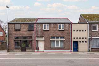 Deze woning beschikt over nieuwe PVC-ramen (HR-glas) en een gasketel van 2014. Toch is er nog een renovatieverplichting, gezien muren en het dak niet werden geïsoleerd.<br /><br />In de ruime inkomhal valt de plafondhoogte onmiddellijk op alsook enkele authentieke elementen springen in het oog. Vanuit de inkomhal is er rechtstreeks toegang tot de leefruimte, alsook de keuken en het verdiep.<br /><br />Naast de keuken vinden we een extra berging terug en de leefruimte is speels opgedeeld in een zit- en eethoek. Verder vinden we nog een hal achter met toegang tot de ruime badkamer, het aparte toilet en een zeer grote bergruimte.<br />Op verdiep zijn er vervolgens drie afgewerkte slaapkamers en een aanbouw die ingericht kan worden tot meer kamers na zorgvuldig renoveren.<br /><br />Verder is er een leuk tuinperceel dat nog ingericht kan worden om gezellig te loungen, te eten of met kennissen te aperitieven. <br />Achter het huis/tuin is er een staanplaats voor de auto. <br /><br />Wenst u graag een bezichtiging? Contacteer ons voor een afspraak via 011 64 55 00 of info@vastgoedfransen.be