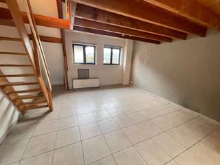 Op zoek naar een gezellige stek in het bruisende centrum van Lier? Dan is dit duplex appartement helemaal jouw ding!<br />Met 55 m² woonoppervlak, slim verdeeld over twee verdiepingen, biedt dit knappe appartement alles wat je nodig hebt. De duplex-indeling zorgt voor een aangenaam ruimtegevoel en een fijne scheiding tussen leef- en slaapruimte.<br />Het zonnige terras van 4 m² is de perfecte plek voor ontspanning. <br />Het appartement ligt op de tweede verdieping, wat zorgt voor extra rust en privacy. Winkels, terrasjes, restaurants en openbaar vervoer liggen op wandelafstand.<br /><br />EPC: 374 kWh/m².<br /><br />Kortom: een instapklare duplex met karakter, op een toplocatie. Snel zijn is de boodschap! Momenteel verhuurd aan 730 euro + 40 euro A.O.<br /><br />Interesse? Plan vandaag nog je bezoek. Mogelijkheid tot aankoop van staanplaats in de ondergrondse parking.