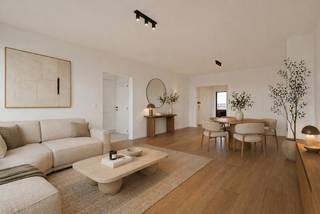 Dit smaakvol vernieuwde appartement is gelegen aan het Sporthalplein 148, op de 10de verdieping, en geniet van prachtige open zichten. Dankzij de terrassen aan zowel de voor- als achterzijde kan u op elk moment van de dag genieten van zon en uitzicht.<br /><br />Het appartement werd grondig gerenoveerd met onder meer nieuwe ramen, vernieuwde sanitaire afvoeren, een volledig nieuwe elektriciteit die conform is voor de komende 25 jaar, en een kwalitatieve afwerking doorheen het hele appartement.<br /><br />De indeling omvat een inkomhal met beveiligde deur, een apart gastentoilet, een moderne badkamer met inloopdouche en een lichtrijke leefruimte. De nieuwe, moderne keuken geeft rechtstreeks toegang tot het terras en biedt een aangename verbinding met buiten. Aansluitend bevindt zich een praktische berging, ideaal voor onder andere wasmachine en droogkast. Verder zijn er twee ruime slaapkamers, geschikt voor dubbele bedden.<br /><br />Daarnaast genieten bewoners van gemeenschappelijke autostaanplaatsen vlak voor de deur, exclusief voor de residentie, wat zorgt voor extra comfort. Een privatieve berging op niveau -2 is inbegrepen, ideaal voor bijkomende opslagruimte.<br /><br />Dankzij de nieuwe ramen behaalt het appartement een gunstige EPC-score met label B.<br /><br />Ideaal als investering of als comfortabele eigen woonst.