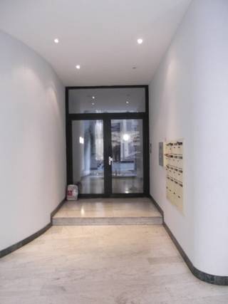 Moderne kantoren te huur in het centrum van Brussel. Deze instapklare kantoren liggen op wandelafstand van het Warandepark en hebben een makkelijke bereikbaarheid per trein en metro via het centraal station en het station Brussel-Congres. Het gebouw is zeer energiezuinig en ecologisch wat zich uit in de lage lasten van het pand.<br /><br />3 beveiligde parkeerplaatsen beschikbaar.