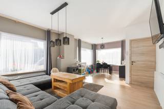 Deze woning in Maldegem biedt heel wat potentieel voor wie op zoek is naar een huis met ruimte, een grote tuin en de mogelijkheid om verder op te frissen naar eigen smaak. De halfopen bebouwing beschikt over een perceel met een zonnige tuin van maar liefst 1.019 m² en meerdere bergingen, ideaal voor hobby, stockage of fietsen. Dankzij de 16 aanwezige zonnepanelen, centrale verwarming op gas en het EPC-label B geniet u van een energiezuinige basis. De woning telt momenteel 2 slaapkamers met de mogelijkheid om later een derde slaapkamer te creëren. Bovendien bevindt het huis zich nabij scholen, openbaar vervoer, invalswegen en andere voorzieningen.
<p>•<strong> Inkomhal met toegang tot de leefruimtes<br />• Woonkamer met kachel en aangename lichtinval<br />• Functionele keuken met praktische indeling<br />• Badkamer uitgerust met inloopdouche, ligbad, toilet en wastafel in meubel<br />• Apart toilet met handenwasser<br />• 2 slaapkamers<br />• Ruime tuin met terras<br />• Meerdere bergingen voor extra opslagruimte<br />• Oprit met parkeermogelijkheden<br />• Zolder met extra potentieel<br />• EPC B, centrale verwarming op gas en 16 zonnepanelen<br />• Mogelijkheid om een derde slaapkamer te creëren</strong></p>
<p><strong>JOUW DROOMHUIS. ZO GEVONDEN!</strong></p>