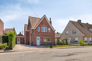 Bent u op zoek naar een woning met potentieel op een goede locatie?<br /><br />Deze alleenstaande woning op een perceel van 365 m² in Kortemark biedt 145 m² bewoonbare oppervlakte en is gelegen in een aangename woonomgeving.<br />Bij het betreden van de woning komt u via de inkomhal terecht in een lichtrijke leefruimte met een warme, huiselijke sfeer. De aansluitende keuken is praktisch ingericht en biedt u toegang tot de veranda met apart toilet. Er is ook een kelder aanwezig.<br />Verder beschikt de woning over 3 slaapkamers en een badkamer. De badkamer is ingericht met douche, enkele lavabo en toilet. Het zolderverdiep is toegankelijk via een opvouwtrap en is ideaal geschikt als opbergruimte.<br />Een afzonderlijke diepe garage met automatische poort, die toegankelijk is via de achterliggende straat en een handige oprit maken het plaatje compleet. De oprit voor de woning biedt plaats om 2 à 3 auto’s te parkeren. Rondom de woning ligt een onderhoudsvriendelijke tuin met zonnig terras, waar u in alle rust kan genieten.<br /><br />Kortemark is een levendige gemeente met een goede verbinding naar nabijgelegen steden, scholen en faciliteiten.<br /><br /><strong>Of u nu houdt van een volledige renovatie of liever een frisse nieuwe uitstraling geeft aan de bestaande indeling, deze woning biedt volop mogelijkheden. Ideaal voor handige harry’s, investeerders of gezinnen die een woning volledig naar eigen smaak willen inrichten.</strong><br /><br />Bent u geïnteresseerd? Neem snel contact met ons op voor meer informatie of een vrijblijvende bezichtiging. Deze woning biedt heel wat potentieel!<br />