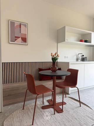 <p><span>THE ROOT </span></p><p><span> </span></p><p><span>LE LOGEMENT ÉTUDIANT RÉINVENTÉ PAR MM ESTATE GROUP</span></p><p><span>Vente à l'unité.</span></p><p><span> </span></p><p><span>93 chambres d'étudiants haut de gamme dans un cadre particulièrement verdoyant à Gand.</span></p><p><span> </span></p><p><span>PRINCIPAUX ATOUTS :</span></p><p><span>- Emplacement de choix dans un cadre verdoyant à proximité du centre-ville de Gand</span></p><p><span>- Finitions haut de gamme</span></p><p><span>- Entièrement prêt à emménager, y compris les aménagements sur mesure !</span></p><p><span>- Vente à l'unité</span></p><p><span> </span></p><p><span>Quel bonheur de vivre dans un cadre verdoyant tout en ayant l'animation du centre-ville de Gand à portée de main ! Ces chambres d'étudiants ont été aménagées avec le plus grand soin et offrent une expérience de vie unique. Pour les investisseurs, il s'agit d'un ajout solide et de grande valeur à leur portefeuille. </span></p><p><span> </span></p><p><span>FORMULES</span></p><p><span>Différentes tailles de chambres d'étudiants sont disponibles. Notre équipe se fera un plaisir de prendre le temps de vous présenter les différentes possibilités d'investissement. </span></p><p><span> </span></p><p><span>- BASIC (12 m² - 13 m²) - Chambre équipée d'un lavabo, avec accès à une salle de bains et une cuisine communes. À partir de 162 500 euros</span></p><p><span>- CONFORT (15 m²) - Chambres équipées d'une salle d'eau privative (douche, lavabo, WC), avec accès à une cuisine commune. À partir de 165 000 euros </span></p><p><span>- STUDIO SPACIEUX (21 m² - 35 m²) - Studio spacieux équipé d’une kitchenette (avec plaque de cuisson) et de sanitaires privés. À partir de 225 000 euros </span></p><p><span> </span></p><p><span>UNIQUE EN SON GENRE</span></p><p><span>93 magnifiques chambres d'étudiants, situées dans un cadre serein et verdoyant, au cœur animé de Gand. Il ne s'agit pas simplement d'un projet d'investissement, mais d'une occasion rare de faire partie de quelque chose d'exceptionnel. </span></p><p><span>Chaque logement est à vendre, ce qui vous offre la liberté d’investir exactement comme vous le souhaitez. De l’architecture moderne aux matériaux haut de gamme, tout a été soigné dans les moindres détails. </span></p><p><span>Des chambres d'étudiants de différentes tailles sont disponibles. Notre équipe se fera un plaisir de prendre le temps de vous présenter les différentes possibilités d'investissement.</span></p><p><span> </span></p><p><span> </span></p><p><span>L'EMPLACEMENT IDÉAL</span></p><p><span>Distance jusqu'au campus</span></p><p><span>- HOGENT – Campus Vesalius – 900 m</span></p><p><span>- UGent – Campus Sterre – 1,6 km</span></p><p><span>- UGent – Campus Heymans – 2,4 km</span></p><p><span>- HOGENT – Campus Schoonmeersen – 3,1 km </span></p><p><span> </span></p><p><span>WE CARE</span></p><p><span>Un gestionnaire sera désigné pour servir de point de contact central pour les étudiants, les propriétaires et le quartier. </span></p><p><span>Ce gestionnaire jouera un rôle crucial dans la promotion d’un cadre de vie harmonieux en défendant à la fois les intérêts des locataires et ceux des propriétaires. </span></p><p><span>Il sera chargé de la mise en location des chambres, des états des lieux, ainsi que de la perception et du versement des loyers. </span></p><p><span>En bref, une prise en charge complète pour toutes les parties concernées, garantissant ainsi une expérience de location efficace et sans souci.</span></p><p><span> </span></p><p><span> </span></p><p><span>TARIFS</span></p><p><span>- TARIF DE BASE À partir de 162 500 euros, hors frais</span></p><p><span> </span></p><p><span>Contactez dès maintenant l'agence immobilière Axel Lenaerts à l'adresse <span>gent@axellenaerts.be</span></span><span> ou</span><span>au</span><span> 09 245 24 24 et profitez de cette offre exceptionnelle !</span></p><p><span> </span></p>