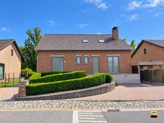 <p><span>Ruime en kwalitatief afgewerkte tweewoonst met afzonderlijke appartementen</span></p><p><span>Op een rustige en aangename locatie, nabij de natuur en toch met een vlotte verbinding <br />naar de omliggende steden en belangrijke verbindingswegen, bevindt zich deze ruime en <br />kwalitatief afgewerkte tweewoonst. Het pand omvat twee volwaardige, afzonderlijke <br />Appartementen met aparte busnummers en eigen toegangen, waardoor privacy en <br />zelfstandigheid voor beide bewoners optimaal gewaarborgd zijn.</span></p><p><span>Beide appartementen beschikken bovendien over een eigen oprit, zodat elke eenheid de <br />mogelijkheid heeft om voertuigen op het eigen terrein te parkeren. In de kelderverdieping <br />bevindt zich een gemeenschappelijke fietsenberging, aangevuld met een privatieve berging <br />voor iedere woonentiteit. </span></p><p><span> </span></p><p><span>Veelzijdig woon- en investeringsconcept</span></p><p><span>Dankzij de twee afzonderlijke busnummers, aparte toegangen, individuele verwarmingsinstallaties, <br />eigen terrassen, eigen parkeerplaatsen en privatieve kelderbergingen biedt deze tweewoonst een <br />uitzonderlijke combinatie van zelfstandigheid en comfort. Het pand leent zich uitstekend voor <br />uiteenlopende doeleinden. Zo vormt het een bijzonder interessante oplossing voor een inwonend <br />kind of ouder die zelfstandig maar toch dichtbij wil wonen, maar is het eveneens geschikt als <br />cohousingconcept voor twee huishoudens of als interessante investering met twee afzonderlijke <br />appartementen. De combinatie van de ruime oppervlaktes, kwalitatieve afwerking, privatieve <br />buitenruimtes, parkeermogelijkheden en rustige ligging nabij de natuur maakt van deze <br />tweewoonst een bijzonder veelzijdig en aantrekkelijk geheel.</span></p><p><span> </span></p><p><span> </span></p><p><span>Gelijkvloers appartement</span></p><p><span>De gelijkvloerse woonentiteit beschikt over een ruime bewoonbare oppervlakte van 131 m² <br />en biedt een aangename en praktische indeling. Via de afzonderlijke inkomhal komt men in <br />de ruime leefruimte, die in verbinding staat met de keuken. Verder beschikt het appartement <br />over twee slaapkamers en een badkamer. Een absolute troef is het privatieve terras, dat <br />rechtstreeks aansluit bij de woonentiteit en een aangename buitenruimte biedt. <br />De afwerking is verzorgd en kwalitatief, met onder meer het gebruik van natuursteen, wat <br />zorgt voor een tijdloze en stijlvolle uitstraling. De verwarming gebeurt via een individuele <br />stookolieketel, waardoor ook op technisch vlak sprake is van een afzonderlijk appartement.</span></p><p><span> </span></p><p><span>Appartement op de eerste verdieping</span></p><p><span>De woonentiteit op de eerste verdieping beschikt eveneens over een volledig afzonderlijke <br />toegang. Op het gelijkvloers bevindt zich een private inkom met berging en trap naar de <br />eigenlijke woonverdieping. Op de verdieping treffen we een ruime en lichtrijke leefruimte <br />met open keuken aan. Vanuit deze ruimte is er toegang tot het privatieve terras, waardoor <br />ook deze woonentiteit over een eigen aangename buitenruimte beschikt. Verder omvat het <br />appartement twee slaapkamers, een badkamer en een afzonderlijk toilet.<br />De verdieping werd smaakvol afgewerkt met een kwalitatieve parketvloer, die de ruimtes <br />een warme en stijlvolle uitstraling geeft. De verwarming gebeurt via een individuele <br />hoogrendementsketel op aardgas. Daarnaast zijn er meerdere airconditioningstoestellen <br />aanwezig die zowel voor verwarming als koeling kunnen worden ingezet, wat het wooncomfort <br />gedurende het hele jaar verhoogt.</span></p>