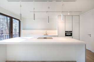 Situé sur la Graanmarkt, l’une des places les plus belles et les plus pleines de caractère d’Anvers, ce spacieux appartement se trouve au sein...