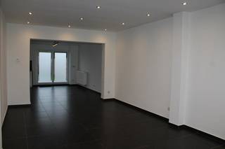 Deze woning is gelegen in een zeer rustige buurt op wandelafstand van het gemeentepark van Boom en omvat: Inkomhal, leefruimte met veel lichtinval, ruime open keuken voorzien van alle toestellen, douchekamer (inloopdouche, lavabo, toilet), berging met mogelijkheid om wasmachine en droogkast te plaatsen, 3 slaapkamers, badkamer (ligbad, lavabo, toilet) , kelder, tuin met terras. Achteraan de tuin is een servitudeweg aanwezig wat de mogelijkheid biedt om met de fietsen direct toegang te hebben tot de tuin. De woning is volledig asbestvrij. Parkeren in de omgeving kan zonder problemen. Op 50 meter ligt een gezellig stedelijk speelterrein (zeer kindvriendelijk). Laat de kans niet voorbijgaan om deze leuke woning te komen bekijken. In de directe omgeving op wandelafstand zijn zowel scholen, openbaar vervoer, winkels, e.d. terug te vinden. Het gaat hier dan ook over een woning die zeer goed gelegen is.<br /><br />Voor meer informatie en/of het maken van een afspraak: patrik@ampvastgoed.be en/of 0465/00.40.45.