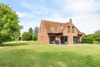 <p><span><span>Deze prachtige villa ligt in een volledig omheinde, groene omgeving in het rustige dorpje Templeuve.</span></span></p><p><span><span>Op de begane grond bestaat de villa uit een hal met een open trap, een apart toilet, een garderobe, een mooie, lichte woonkamer met een K7-haard, een volledig uitgeruste aparte keuken, een wasruimte, een ouderslaapkamer met eigen badkamer, een doucheruimte met alle voorzieningen, een inloopkast en een garage voor twee auto's.</span></span></p><p><span><span>Op de bovenverdieping bevinden zich een ruime overloop, een apart toilet, een aparte douche, een badkamer, 5 slaapkamers, waarvan 1 van 50 m² die als speelkamer of kantoor kan worden gebruikt.</span></span></p><p><span><span>Buiten kunt u genieten van een beboste en beveiligde tuin die aan het zicht onttrokken is, een terras van natuursteen, elektrische poorten, een eigen oprit en parkeergelegenheid voor 5 auto’s</span></span></p><p><span><span>Technische gegevens: </span></span></p><p><span><span>Ligging: zuidwest</span></span></p><p><span><span>EPB B </span></span></p><p><span><span>Elektriciteit conform</span></span></p><p><span><span>Elektrische rolluiken </span></span></p><p><span><span>Regenwaterreservoir van 10.000l</span></span></p><p><span><span>Nieuwe gascondensatieketel.</span></span></p><p><span><span>Radiatoren in alle kamers (behalve garage en wasruimte).</span></span></p><p> </p><p><span><span>Een unieke kans om uw droom waar te maken, zeer zeldzaam in deze regio, zeker een bezichtiging waard.</span></span></p>