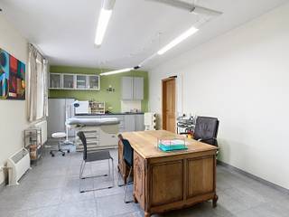 Bent u op zoek naar een representatieve en vlot bereikbare ruimte voor uw professionele activiteiten? Deze instapklare kantoor- of...