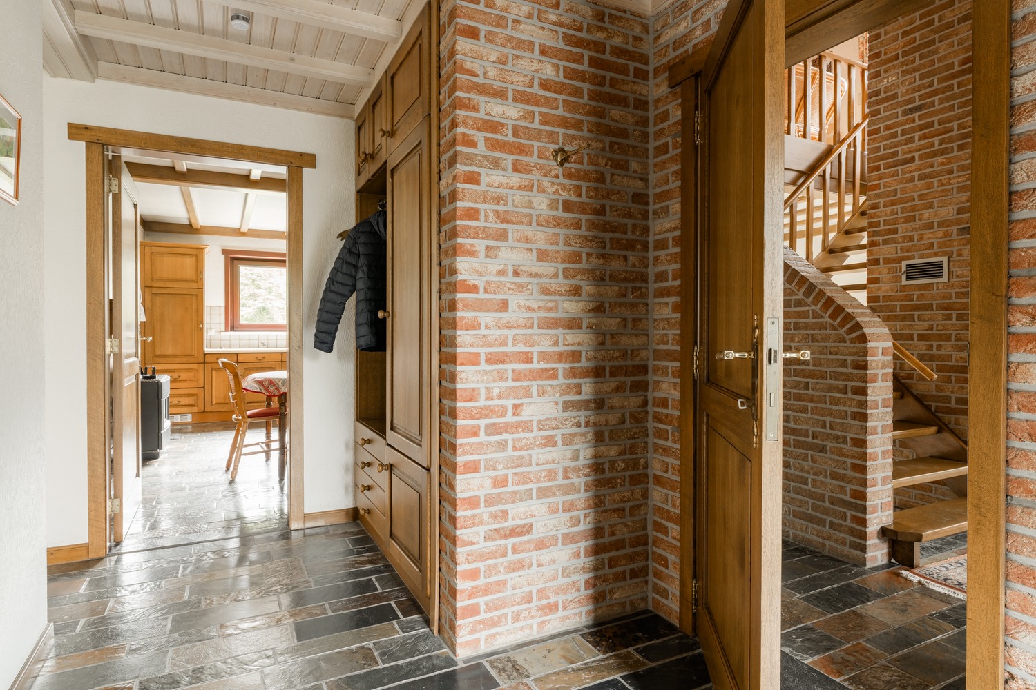 Karaktervolle woning in het centrum van Hamont met een mooi perceel grond - foto 2