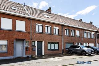 Op zoek naar een instapklare gezinswoning waar ruimte, comfort en een uitstekende ligging hand in hand gaan? Dan is deze verzorgde woning met 2 private staanplaatsen, een zuidgerichte tuin en prachtig zicht op het Vrijheidspark absoluut een bezoek waard.<br /><br />Deze woning biedt een uitzonderlijke kans voor gezinnen en starters die op zoek zijn naar een warme thuis zonder ingrijpende werken. Doorheen de jaren werd de woning grondig gemoderniseerd en steeds met zorg onderhouden. Zo beschikt u over conforme elektriciteit, is asbestveilig, EPC-label C, dubbele beglazing in PVC, rolluiken, een vernieuwde keuken, badkamer en een kwalitatieve interieurafwerking. Dankzij de degelijke betonconstructie en het beperkte kadastraal inkomen vormt dit bovendien een bijzonder interessante investering.<br /><br />Op het gelijkvloers geniet u van een aangename open leefruimte waar eetkamer, zithoek, veranda en keuken naadloos in elkaar overvloeien. De vele raampartijen zorgen voor een overvloed aan natuurlijk licht en creëren een directe verbinding met de tuin. De veranda doet momenteel dienst als speelruimte voor de kinderen, maar vormt evengoed een ideale uitbreiding van de leefruimte dankzij het aanwezige schuifraam. Verder beschikt het gelijkvloers over een apart toilet, een praktische wasruimte en extra bergruimte.<br /><br />Op de eerste verdieping bevinden zich 2 ruime slaapkamers, een badkamer uitgerust met bad en toilet en een doorloopdressing die toegang geeft tot de zolderverdieping. Hier werd een masterbedroom ingericht die uitblinkt in ruimte en mogelijkheden. Wenst u extra slaapkamers? Dan kan deze verdieping eenvoudig worden opgesplitst waardoor u in totaal 4 slaapkamers creëert.<br /><br />Buiten wacht een zonnige tuin met groot terras en een prachtig open zicht op het Vrijheidspark. Hier kunnen kinderen zorgeloos spelen terwijl u geniet van rust, privacy en gezellige momenten met familie en vrienden. Een zomerse barbecue of ontspannen avond in het groen krijgt hier een extra dimensie.<br /><br />Een bijkomende troef zijn de 2 private staanplaatsen voor de woning. Thuiskomen zonder parkeerzorgen wordt hier dagelijkse realiteit.<br /><br />Dankzij de nabijheid van winkels, scholen, openbaar vervoer en belangrijke verbindingswegen combineert deze woning een rustige woonomgeving met een bijzonder praktische ligging.<br /><br />Bent u op zoek naar een instapklare gezinswoning met ruimte, parkeergelegenheid, een zonnige tuin en een uniek uitzicht op het groen? Contacteer ons vandaag nog voor een bezoek en ontdek zelf waarom deze woning de ideale plek is om uw volgende hoofdstuk te schrijven.