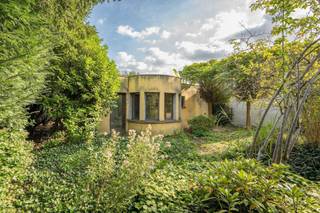 <p>Op een bijzondere locatie palend aan de Schotense Vaart, bevindt zich deze <strong>laagbouw </strong>woning met veel potentieel! Deze woning mag uiteraard heropgebouwd worden conform de bouwvoorschriften, die u kan bekomen op eenvoudig verzoek.<br />Gelegen op een perceel van ca. 406 m² met een frontbreedte van ca. 15 meter.<br /><br />Enkele belangrijke bouwvoorwaarden van het BPA Brechtsebaan - Zeurtebaan deel B :</p>
<ul>
<li>Bestemming: bouwstrook voor vrijstaande woning.</li>
<li>De woonfunctie kan worden aangevuld met een beperkte ruimte voor het uitoefenen van vrije beroepen voor zover ze de ruimtelijke draagkracht van de buurt niet overschrijven. Bovendien mag de oppervlakte voor vrije beroepen niet meer dan 50m² bedragen.</li>
<li>Bebouwings- en inrichtingsvoorschriften: het bruto bouwvolume van een woning betreft maximaal 850m3.</li>
<li>Inplanting: de bouwvrije afstand ten aanzien van de zij perceelsgrenzen bedraagt 3m.</li>
<li>Bouwhoogte: maximaal kroonlijsthoogte: 7m, maximale nokhoogte: 11m</li>
<li>Bouwdiepte: de bouwdiepte is vrij voor zover de op plan aangeduide bouwstroken worden gerespecteerd</li>
<li>Verharding: in functie van één toerit toegestaan met een maximum oppervlakte van 25m².</li>
<li>Afsluitingen: In de vorm van levende haag, al dan niet met draad verstrekt, verplicht te realiseren op 0,98m van de zonegrens met de zone voor fietspad of de ontworden rooilijn. Een opening ten behoeve van een inrit van maximaal 4m is toegestaan</li>
<li>Verharding achtertuin: elke vorm van verharding is verboden binnen de eerste 6m grenzend aan de zone voor afwatering of zone voor dijk.</li>
</ul>