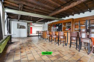 In centrum Poperinge, vlakbij de markt bevindt dit zich te renoveren/op te frissen hoekpand. Dit voormalig café heeft een zéér...