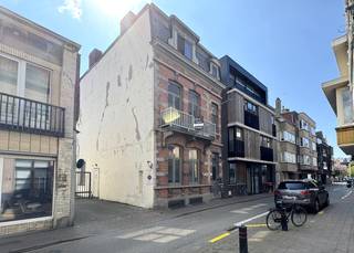 Op slechts 200 meter van de zee bevindt zich deze unieke en zeldzame burgerwoning in neo-Vlaamse renaissancestijl, één van de weinige bewaarde herenwoningen in Knokke-Heist. Deze eigendom straalt klasse en authenticiteit uit, met onder meer hoge plafonds en een stijlvolle houten trap die meteen de grandeur van weleer voelbaar maken.<br /><br />Het pand is momenteel opgedeeld in drie appartementen van verschillende groottes, wat tal van mogelijkheden biedt, zowel naar investering als naar herontwikkeling toe. Bovendien is er de mogelijkheid om een bijkomend volume te creëren boven de inrit naar de achterliggende garages, wat het potentieel nog verder vergroot.<br /><br />De woning bevindt zich op de inventaris van het bouwkundig erfgoed, maar is geen beschermd monument. Dit biedt interessante perspectieven voor renovatie en aanpassing naar hedendaags wooncomfort, met respect voor het karakter van het gebouw.<br /><br />Daarnaast beschikt het pand over een bijzonder troef: een ruim gdakterras op het dak van het achtergelegen garagecomplex, waarop een eeuwigdurend gebruiksrecht rust. Het is bovendien toegestaan om hier een veranda te voorzien, wat extra woonruimte en comfort kan creëren.<br /><br />De woning verkeert momenteel in te renoveren staat, maar vormt een unieke opportuniteit voor wie op zoek is naar een eigendom met karakter, ruimte en tal van invullingsmogelijkheden op een absolute toplocatie.<br /><br />Indeling:<br /><br />Inkomhal,<br /><br />Gelijkvloers appartement:<br />- Leefruimte met open keuken,<br />- Zit- en eethoek,<br />- Trap naar kelderverdieping,<br />(EPC E, 3851018-RES-1)<br /><br />Kelderverdieping (-1):<br />- 2 slaapkamers met natuurlijk daglicht (via glaspartijen aan straatzijde),<br />- Badkamer,<br />- Mogelijkheid tot creëren van een gemeenschappelijke berging,<br />- Aparte trap naar de gemeenschappelijke gang,<br /><br />Tussenverdieping:<br />- Groot dakterras (eeuwigdurend gebruiksrecht),<br />- Mogelijkheid tot plaatsen van een veranda,<br /><br />Eerste verdieping appartement:<br />- Leefruimte,<br />- Open keuken met eetgedeelte,<br />- Aparte slaapkamer,<br />- Badkamer met wastafel, toilet en bad,<br />(EPC C, 3850978-RES-1)<br /><br />Tweede verdieping appartement:<br />- Leefruimte,<br />- Open keuken,<br />- 2 slaapkamers,<br />- Badkamer met toilet en douche,<br />(EPC D, 3851000-RES-1)<br /><br />Deze uitzonderlijke eigendom combineert charme, ruimte en een topligging met een enorm ontwikkelingspotentieel.<br /><br />Interesse in dit uniek stuk erfgoed met toekomstmogelijkheden? Neem vandaag nog contact op voor meer informatie of een bezoek ter plaatse!