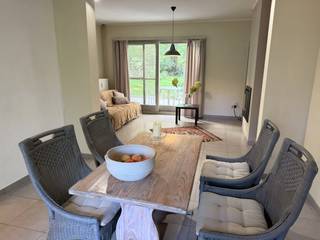 Op zoek naar een gelijkvloers appartement waar je volop kan genieten van rust, groen en privacy, maar toch ook dicht bij alle dagelijkse voorzieningen woont? In de charmante Jef Crickstraat in Sint-Amandsberg bevindt zich dit sfeervol appartement. De indeling is de volgende: ruime inkomhal, badkamer met ligbad/douche en lavabo, slaapkamer, apart toilet, toegang tot de droge kelder (met diepvries). De leefruimte beschikt over een gezellige zithoek en eetruimte. Alsook aparte ruimte die kan gebruikt worden als bureauruimte, hobbykamer of knusse leeshoek. De geïnstalleerde keuken sluit mooi aan bij de leefruimte en biedt alles wat nodig is voor het dagelijkse comfort. Een van de grootste troeven van deze woning is ongetwijfeld de grote, groene tuin. Hier geniet je van planten en bomen, sfeervolle rozenstruiken en een rustige, natuurlijke omgeving. Wie graag buiten bezig is en voldoening haalt uit een mooie tuin, vindt hier een bijzonder fijne plek. Ook koele zomers zijn hier gegarandeerd! Verder beschikt de woning over een fietsenberging en een autostaanplaats voor de wagen. Hoewel de woning bijzonder rustig en groen gelegen is, bevinden heel wat voorzieningen zich vlakbij: grootwarenhuizen, bakker, slager en openbaar vervoer zijn gemakkelijk bereikbaar. Ook het zwembad met omliggend Rozebroekenpark ligt in de nabije omgeving, ideaal voor ontspanning, wandelen of sport. Onmiddellijk beschikbaar, uitermate geschikt voor een koppel of alleenstaande. Huurprijs 1.050 euro + 25 euro/m vaste kost (onderhoud CV + ledigen septische put).