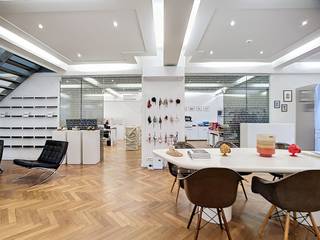 Het gebouw beschikt over drie beschikbare units van telkens 420 m². Verdiepingen 2 en 3 kunnen desgewenst gecombineerd worden gehuurd (840m²).<br /><br />Het pand bevindt zich op slechts 100 meter van het bruisende Eilandje. De bereikbaarheid is uitstekend via de E19 (afritten Borgerhout en Wilrijk). Openbaar vervoer is vlakbij met een bushalte op 30 meter (lijn 17) en een deelfietsstation op 150 meter. Er zijn 1 à 2 autostaanplaatsen voorzien, met bovendien de mogelijkheid om extra parkeerplaatsen in de nabije omgeving bij te huren. Het pand wordt instapklaar opgeleverd. Tal van restaurants en cafés bevinden zich om de hoek en een Albert Heijn ligt op slechts 200 meter. <br /><br />Meer info of een bezoek? Neem dan snel contact op!