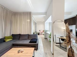 Au rez-de-chaussée, vous trouverez cet appartement confortable avec la disposition suivante : - hall d'entrée avec toilettes invités- 2 chambres- salle de bain avec douche à l'italienne et lavabo- cuisine avec lave-vaisselle, réfrigérateur, four et plaque vitrocéramique- salon lumineux- local de rangement pratique avec raccordement pour votre machine à laver- terrasse spacieuse- garage inclus !Ce charmant appartement est disponible à partir du 01/05/2026 !Les frais généraux sont de 50,00 €/mois. Intéressé ? Demandez votre visite rapidement sur www.dewaele.com