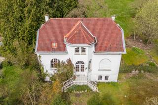 Overijse - This charming house, with a surface area of +/- 176m² according to the EPC, is set on a plot of approximately 7700 m². A rare and...