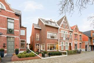 De woning beschikt op het gelijkvloers over een ruime inkomhal met gastentoilet, een prachtige leefruimte met open keuken, een wasplaats en kelder. Op de eerste verdieping 2 slaapkamers, een ingerichte badkamer en toilet. Op de 2de verdieping een slaapkamer, berging en een kamer die kan gebruikt worden als slaapkamer of omgetoverd kan worden tot badkamer. Gezellige tuin met terras en losstaand multifunctioneel garagegebouw dat ook langs de achterzijde van het perceel bereikbaar is.<br /><br />Zeer stijlvolle woning op een TOP-ligging te Mol!<br /><br />Gelijkvloers<br />Via de inkomhal met gastentoilet kom je via dubbel openslaande glazen deuren in de ruime en open leefruimte welke opgedeeld is in een zithoek met kachel (op hout), een eethoek en een open keuken. De keuken is voorzien van een kookplaat, afzuigkap, koelkast, vaatwasser, heteluchtoven, microgolfoven en voldoende kastruimte. Dankzij het grote raam in het eetgedeelte geniet u ook hier voldoende lichtinval. Aansluitende berging/wasplaats met veel kastruimte. Kelder is toegankelijk via de keuken. <br /><br />Verdiepingen<br />Op de eerste verdieping geeft de nachthal uit op een apart toilet, 2 slaapkamers, een volledig ingerichte badkamer met inloopdouche, dubbele wastafel in meubel voorzien van op maat gemaakte kasten. Via een vaste trap komt u op de tweede verdieping waar zich nog bijkomende slaapkamer, berging en kamer om te toveren tot slaapkamer of badkamer bevinden.<br /><br />Tuin<br />De tuin is west georiënteerd en biedt zeer veel privacy. Mooi aangelegde voor- en achtertuin een jaar gelegen aangelegd. Achteraan het perceel is er een multifunctioneel gebouw, voorzien van glazenwand die volledig opengeschoven kan worden. Garage heeft een staanplaats met bergruimte en automatische poort, bereikbaar via een verharde servitudeweg.<br /><br />Bijzonderheden<br />- Uitermate gunstige ligging op ‘den Boulevard’ in het centrum van Mol (op wandelafstand van winkels, station en Rondplein)<br />- Prachtig aangelegde tuin met multifunctioneel garagegebouw<br />- Pand gerenoveerd in 2023<br />- Zeer ruime kelder aanwezig<br />- Zonnepanelen aanwezig<br />- Rolluiken aanwezig<br />- Inbouwkasten doorheen de woning voorzien