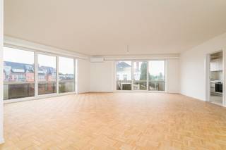 Hou je van ruimte en licht? Dan is moderne 3 slaapkamer-appartement iets voor jou!Het appartement is volledig vernieuwd en gemoderniseerd en omvat...