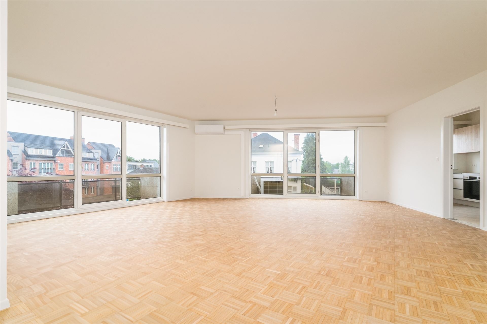 Lichtrijk 3 slpk appartement met balkon en autostaanplaats - foto 2