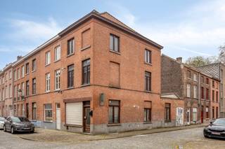 Deze hoekwoning is rustig gelegen, maar toch zeer centraal, op slechts enkele stappen van het centrum. De woning beschikt over 5 slaapkamers, 2 badkamers en een garage aan de zijkant.Indeling (183 m²):-1°V.:- kelder Gelijkvloers:- woonkamer- keuken- berging- badkamer- eetkamerEerste verdieping:- nachthal - slaapkamer- badkamerTweede verdieping:- nachthal - slaapkamer- badkamerDerde verdieping- zolderruimteDit pand is onderworpen aan de renovatieverplichting van de Vlaamse overheid voor residentiële gebouwen (behoudens bij sloop binnen 5 jaar na de aankoop). Consulteer voor meer informatie de website van het Vlaams Energie- en Klimaatagentschap via https://www.vlaanderen.be/een-woning-kopen/renovatieverplichting-voor-residentiele-gebouwenBestuursmaatregelen in het maatregelenregister: in aanvraag