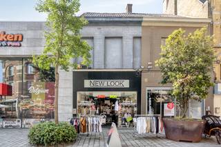 Local commercial à vendre d'environ 90 m² avec un étage supérieur dans l'Ooststraat à Roeselare.<br /><br />Le bâtiment commercial est situé dans la principale rue commerçante de Roulers, près de la gare et de magasins tels que Kruidvat, Zeeman, Bel Chicken,... À quelques pas de la Grote Markt de Roeselare et des restaurants de Stationsplein. <br /><br />Largeur de façade d'environ 5 m.<br /><br />Étage supérieur avec possibilité de rangement.<br /><br />Equipé d'installations sanitaires et d'une kitchenette. <br /><br />La propriété commerciale est immédiatement disponible. La reprise du magasin de vêtements rentable est également négociable. <br /><br />Ce bâtiment peut être soumis à l'obligation de rénovation imposée par le gouvernement flamand pour les bâtiments non résidentiels. Pour plus d'informations, consultez le site web de l'Agence flamande de l'énergie et du climat à l'adresse https://www.energiesparen.be/nr/renovatieverplichting.<br /><br />Vous recherchez un bien commercial composé d'un bien commercial à vendre à Roeselare ? N'hésitez pas à nous contacter au 051 21 22 23.<br /><br />Registre des mesures: non
