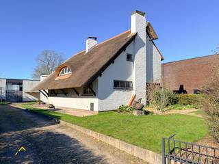 Unieke open bebouwing met prachtig atelier te Aalst!Deze karaktervolle vrijstaande woning beschikt op het gelijkvloers over een imposante inkomhal...