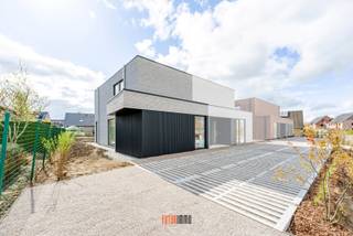 Deze nieuwbouwwoning biedt een sterke combinatie van moderne architectuur, comfort en hoog energie- en woontechnisch niveau in een goed bereikbare, groene locatie in Wingene. <br /><br />De woning is ideaal voor een gezin, die op zoek is naar ruime, lichtrijke ruimtes met een zuidgerichte tuin, in een kwalitatieve nieuwbouwsetting. <br />Dankzij de aandacht voor afwerking, duurzame technieken en de perfecte locatie, is de woning zowel aantrekkelijk als toekomstgericht.<br /><br />Woonindeling:<br />Inkomhal met vestiaire en gastentoilet, aan de voorzijde een functionele ruimte dat kan dienst doen als bureau/hobbyruimte/speelruimte of slaapkamer, eet- en leefruimte met open ingerichte keuken met aansluitend een ruime berging/wasplaats. <br />Op de verdieping hebben we 3 volwaardige slaapkamers, badkamer met dubbele lavabomeubel, ligbad en inloopdouche en apart toilet op de hal en een technische ruimte waar alle technieken worden voorzien (ventilatiesysteem D, vloerverwarming, zonnepanelen, warmtepomp type lucht/water).<br /><br />De woning beschikt daarnaast over een zuidgerichte tuin & terras en privatieve parkeerplaatsen vooraan.<br /><br />Een belangrijk pluspunt van deze woning is dat de koper nog inspraak heeft in de binnenafwerking.<br />Vloeren, keuken en badkamer kunnen volledig worden gekozen volgens uw persoonlijke stijl en budget. Zo creëert u een woning die volledig aansluit bij uw eigen woonwensen — van modern minimalistisch tot warm en landelijk.<br /><br />Meer info en/of een plaatsbezoek, neem gerust contact op 0470 50 50 50 of info@futurimmo.be.