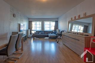 The apartment with terrace on the courtyard is located in close proximity to the center, greenery, tranquility and within walking distance of...