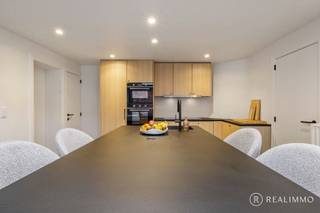 Achter deze discrete gevel schuilt een uitzonderlijk ruime woning!Deze ruime en met smaak gerenoveerde woning, waar modern comfort en authentieke...