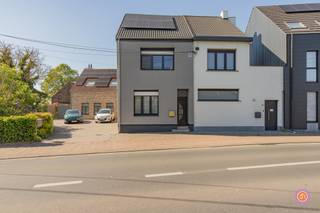 Vandaag nemen we je mee naar een instapklare driegevelwoning in het landelijke Sint-Amands. De woning is gelegen op wandelafstand van de Schelde, waar je kan genieten van een aangename wandeling langsheen het water.<br /><br />Bij het betreden van de woning komen we terecht in de inkomhal die toegang geeft tot de ruime leefruimte met aansluitend de uitgeruste keuken waar het niet alleen aangenaam is om te koken maar ook om te eten dankzij een gezellig verandagevoel. Achteraan bevindt zich de badkamer met inloopdouche, lavabo en toilet. Tevens is er een apart hoekje voor wasmachine en droogkast. <br /><br />Er is eveneens een droge kelder aanwezig, ideaal om voorraad te stockeren. We vinden er een batterij om de zonne-energie op te slaan waardoor je kan besparen op jouw elektriciteitsfactuur.<br /><br />Via de trap in de hal komen we op de eerste verdieping waar zich twee ruime slaapkamers bevinden.<br />Bijkomend pluspunt is de ruime zolder, waar een extra kamer(s) kan gemaakt worden.<br /><br />Al de ramen zijn reeds vernieuwd en overal zijn rolluiken aanwezig.<br /><br />Genieten van een aperitiefje kan je op het terras vanwaar je zicht hebt op de onderhoudsvriendelijke tuin.<br />Verder is er een afgesloten fietsenberging aanwezig. Via een zijpoortje kan je trouwens met de fiets meteen wegrijden op een mooi aangelegd fietspad.<br /><br />Heb je interesse in deze instapklare woning?<br />Neem gerust contact op via erik@julimmo.be of 0496 59 39 80.