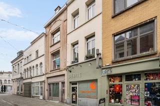Te koop: grote woning met potentieel in centrum Doornik<br /><br />In het autovrije hart van Doornik bevindt zich deze leuke gezinswoning met twee onafhankelijke toegangen, ideaal voor combinatie van wonen en werken.<br /><br />Wat maakt dit pand uniek?<br />Het gelijkvloers vormt een afzonderlijke entiteit die kan dienen als woonruimte, kantoor of professionele activiteit. Het hoofdgedeelte beschikt over een ingerichte keuken die aansluit op de eetkamer en toegang geeft tot een zonnig terras. Verder zijn er in totaal vijf slaapkamers, verspreid over de verdiepingen, met meerdere sanitaire voorzieningen en een privé douchecabine.<br /><br />Technisch is het pand uitgerust met PVC-ramen met dubbele beglazing, centrale verwarming op gas en een conforme elektrische installatie. Met een EPC-label B is dit een zeldzaam energiezuinig pand van dit formaat in het centrum van Doornik.<br /><br />Voor wie is dit ideaal?<br />Ideaal voor wie werken en wonen wil combineren, of voor wie een afzonderlijke unit wil. <br /><br />Te koop via Immo Beguin, jouw vastgoedexpert sinds 2009, met kantoren in Ronse, Waregem, Kortrijk, Deinze, Doornik en Lessines.<br />Bezoek na afspraak met tom@immobeguin.be